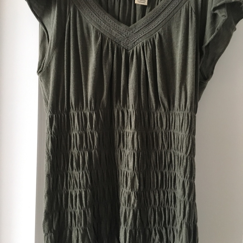 DKNY Stretchy Top - So flattering! - Picture 2 of 8